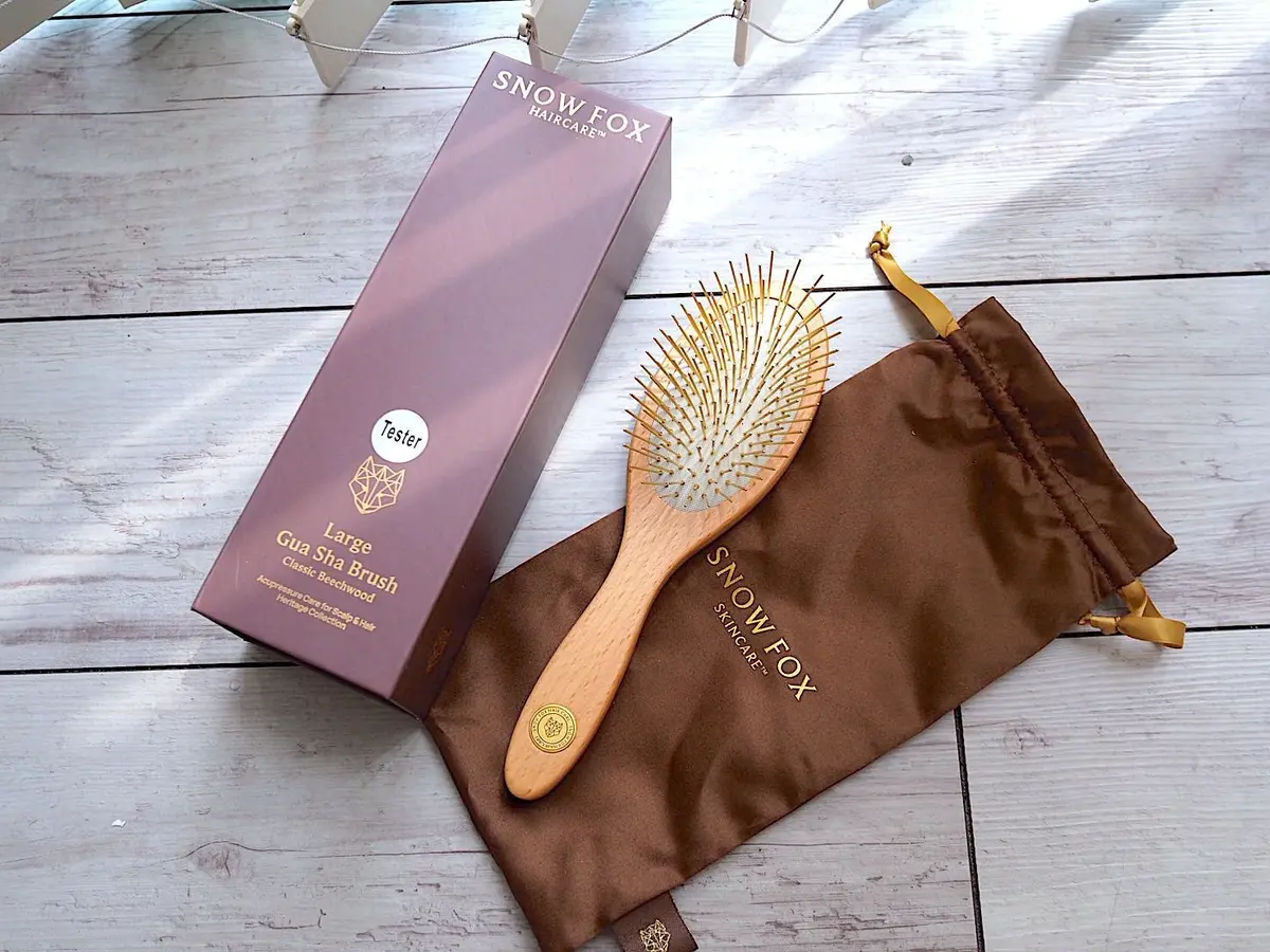 プレミアム FOX カッサビーチウッドヘアブラシ¥22:880／SNOW FOX SKINCARE