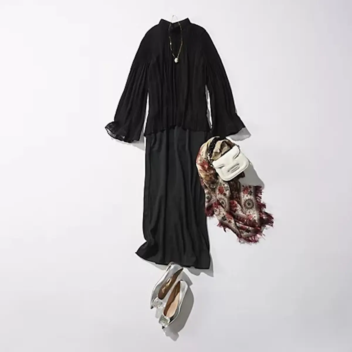 LOOK4  夜のパーティシーンにも映える、 シアーなフレアスリーブブラウスで上品肌見せ