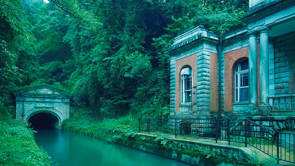 歴史的建造物の旧御所水道ポンプ室を船上か ら間近に楽しめる