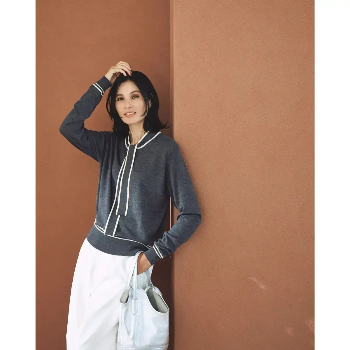 絵になるボウタイつきニットで、簡単ワンツーコーデも上品に見せる。