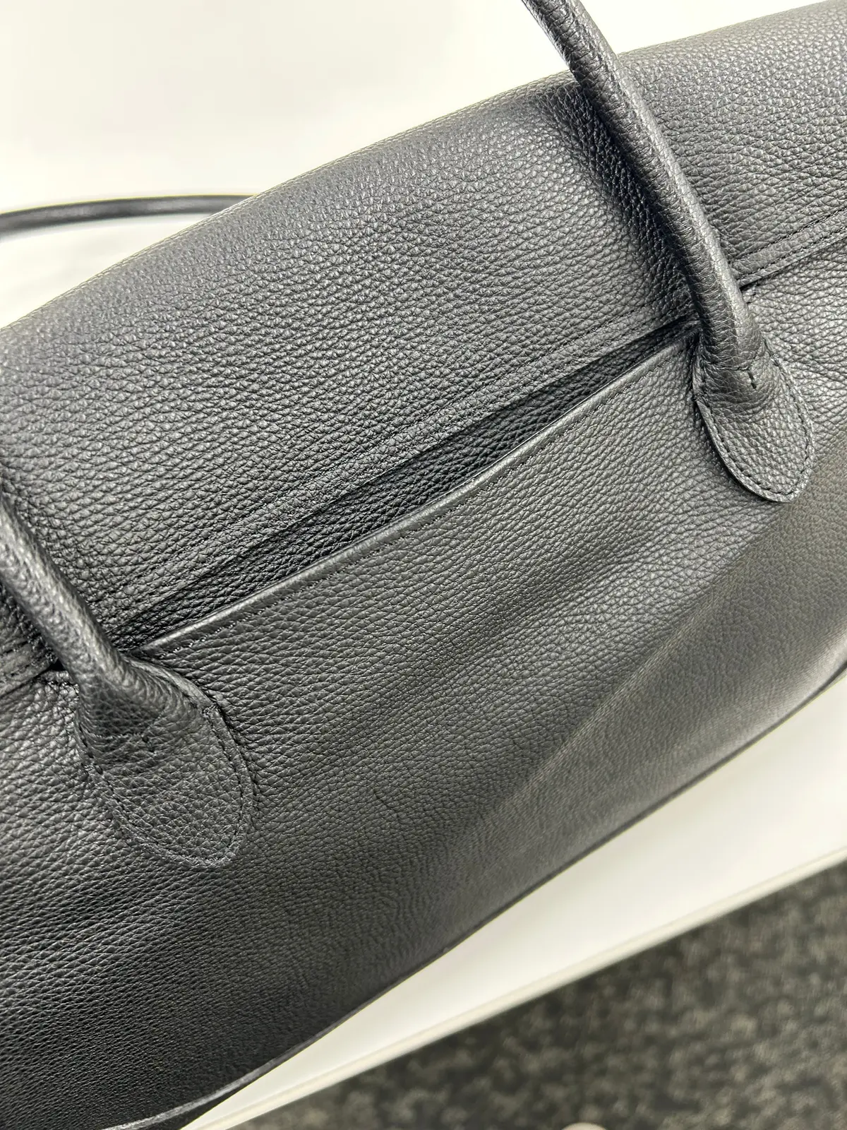 ペッレモルビダのバッグ背面　エクラ編集部員の偏愛名品図鑑