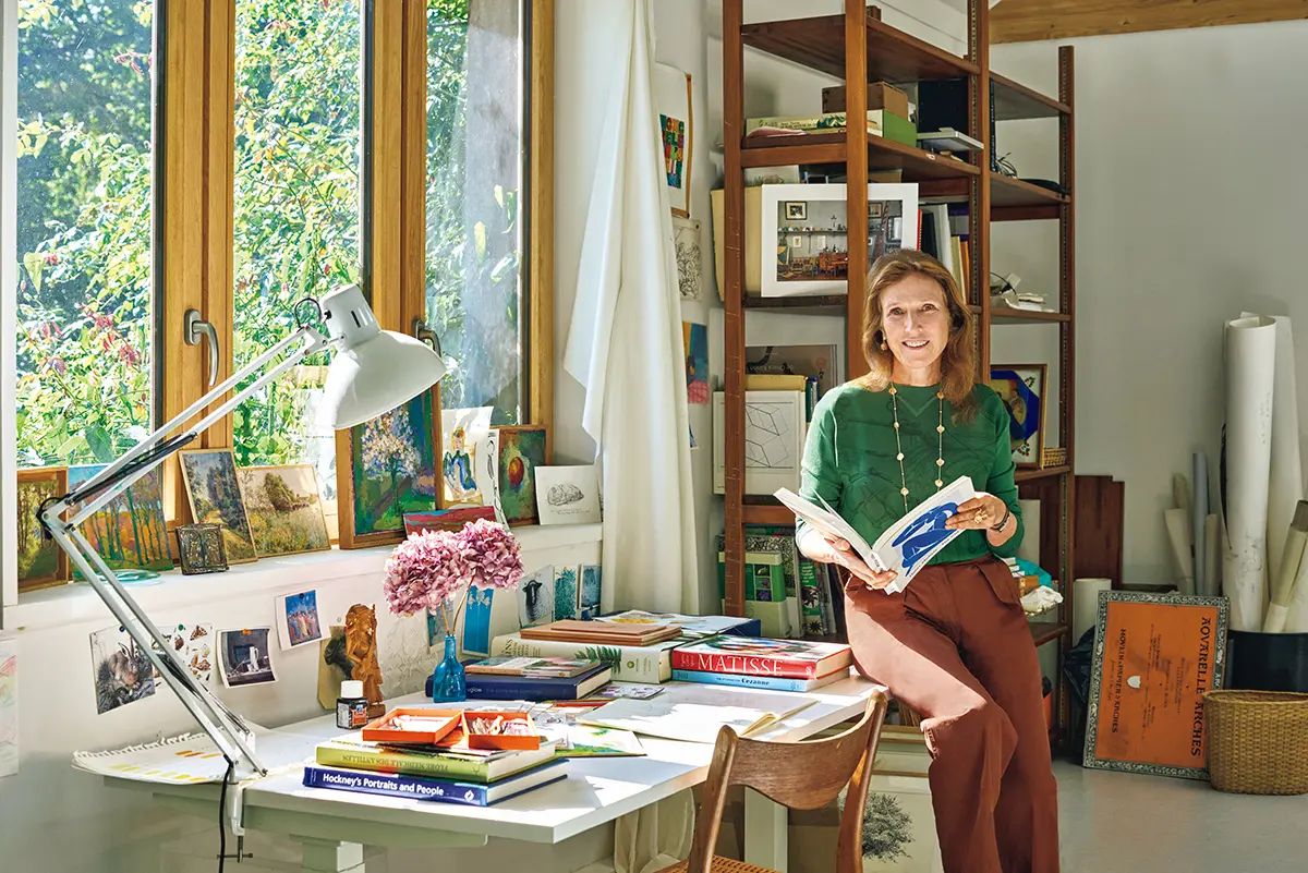 別荘の離れのアトリエでの、ソフィ ー。ここでひとりになって絵を描い たり庭や絵画の本に見入ったりする と、創作意欲をそそられるそう