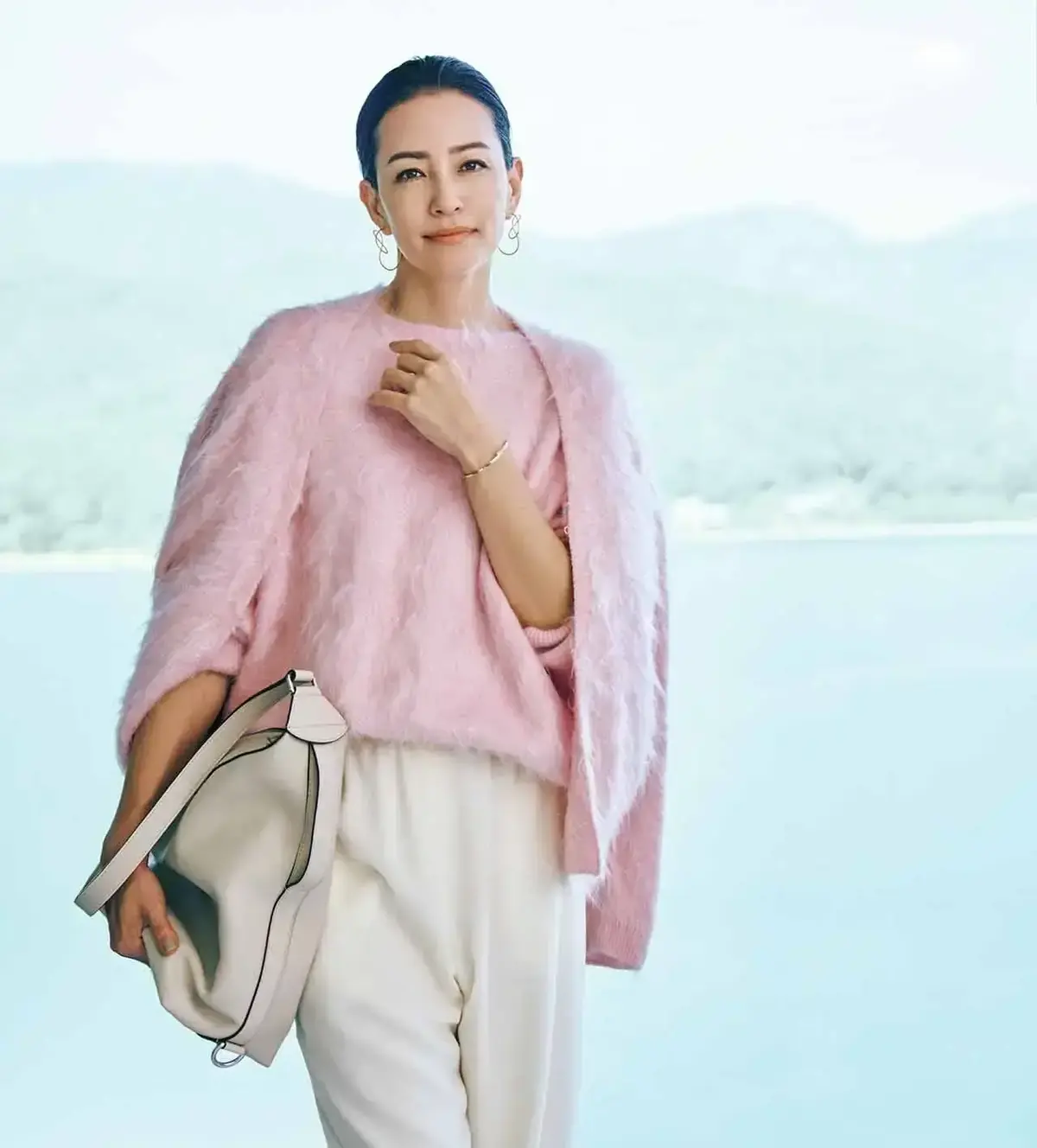 柔らかなシャギーの風合いを生かす ライトピンクで、気持ちまで明るく