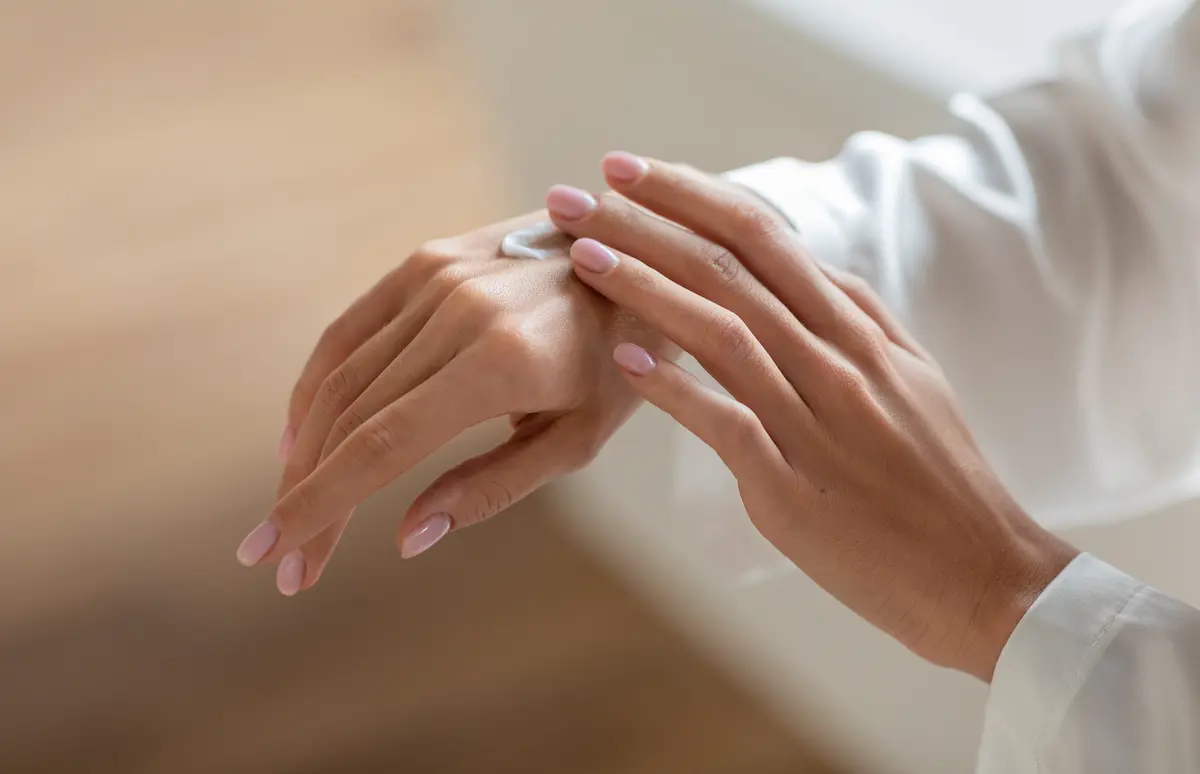 OurAge×Webエクラ　手の甲へのヒアルロン酸注入や、肌育注射などで目立ちにくくすることが可能