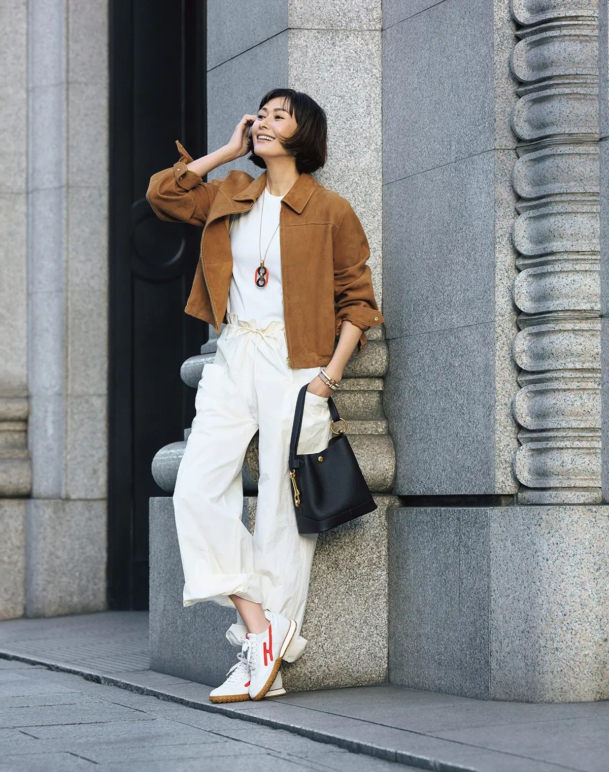 オレンジ色のHが 足もとを軽快に盛り上げて