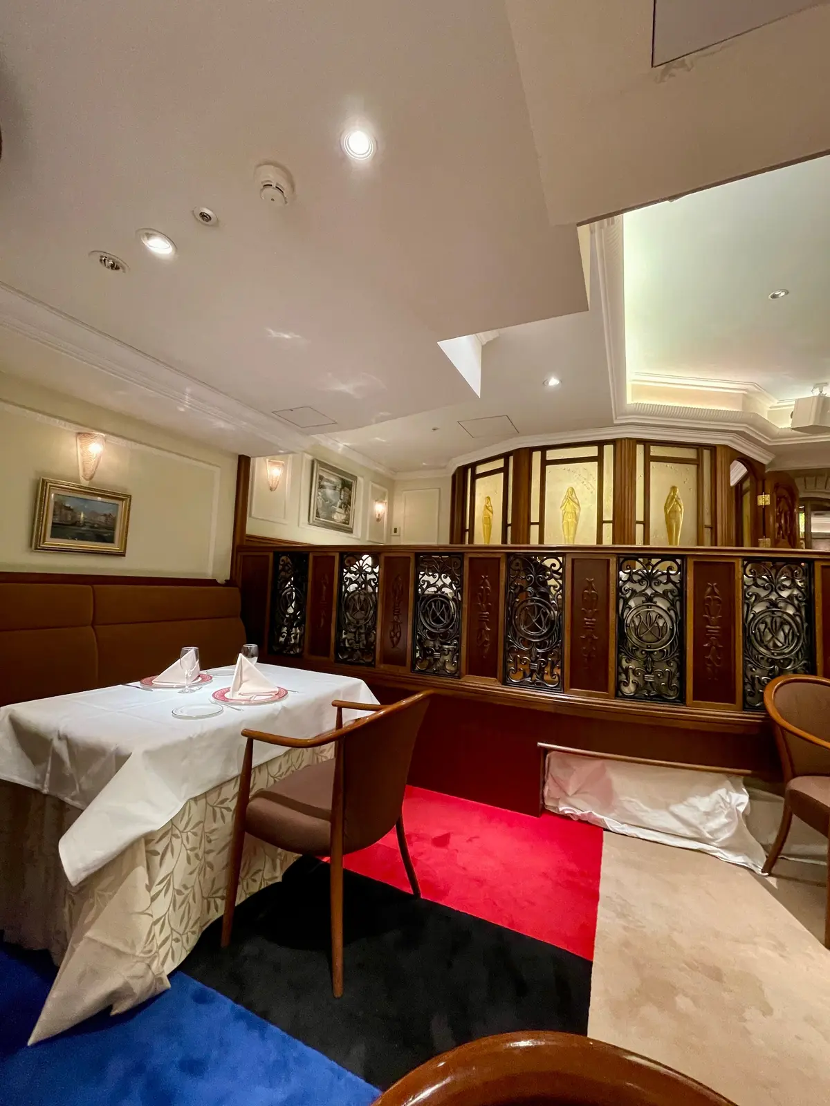 巴里夕顔、銀座、フレンチ、フランス料理、芸術、美術、アール・ヌーヴォー、内装、芸術品、美術品、ステンドグラス、壁画、絵画、アート、日本人作家、店内、内装