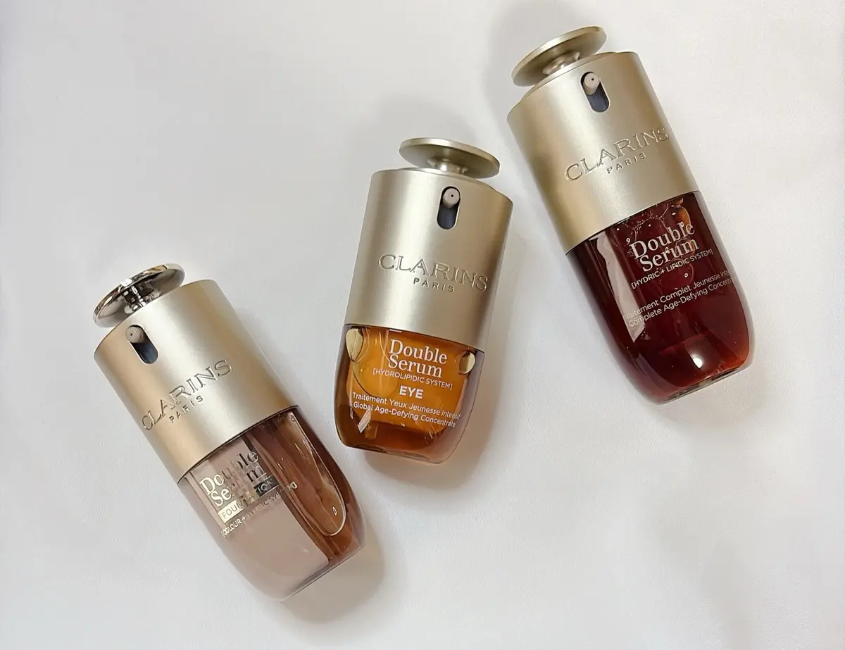 白い背景に、クラランスの「Double Serum」シリーズの3つの美容液が並んでいる。