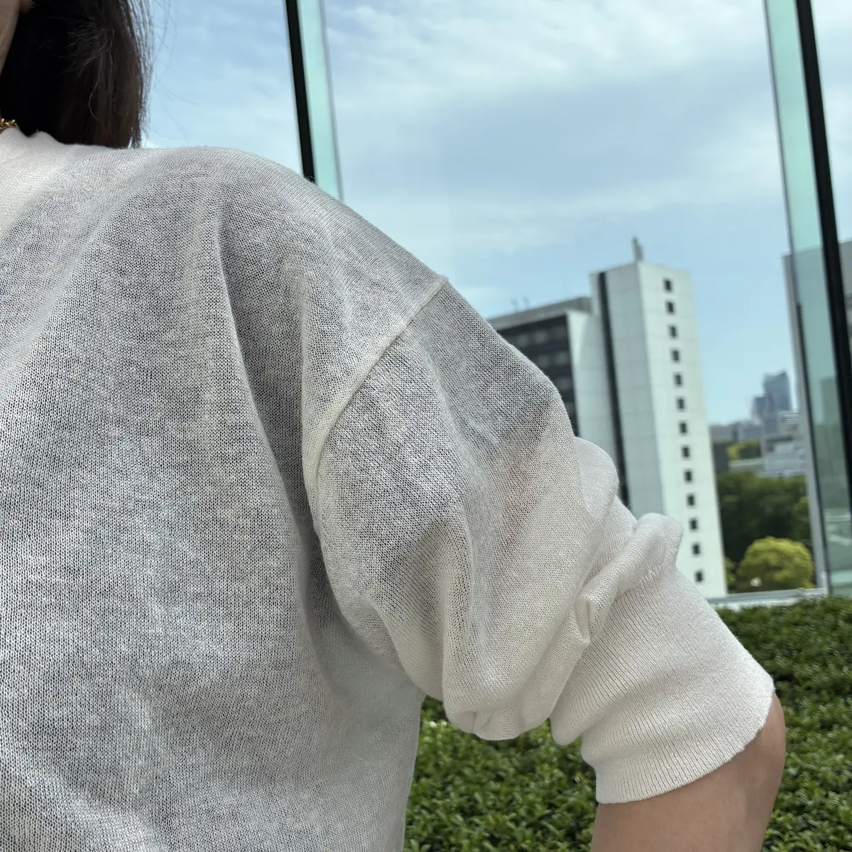 ADAWAS×eclat 【別注】リネン混シアーカーディガン ￥23,100を着用したF美の寄り