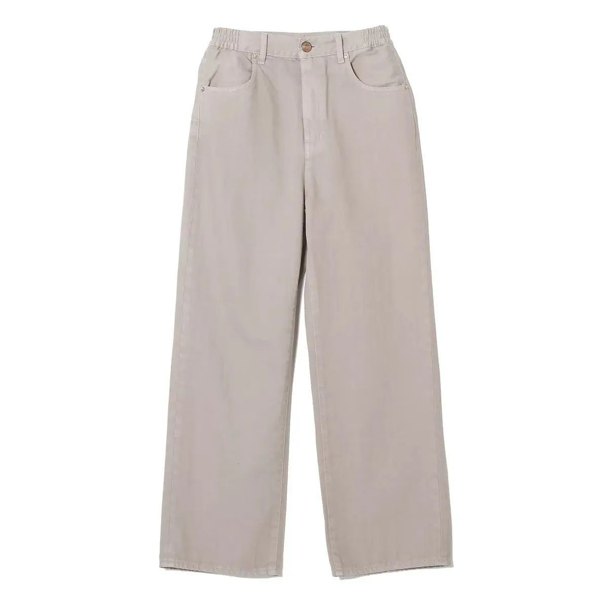 ベージュ色のワイドパンツ。ハイウエストで、ウエストにはゴムが入っている。フロントにボタンとフラップポケットが施され、裾に向かって緩やかに広がるシルエット。