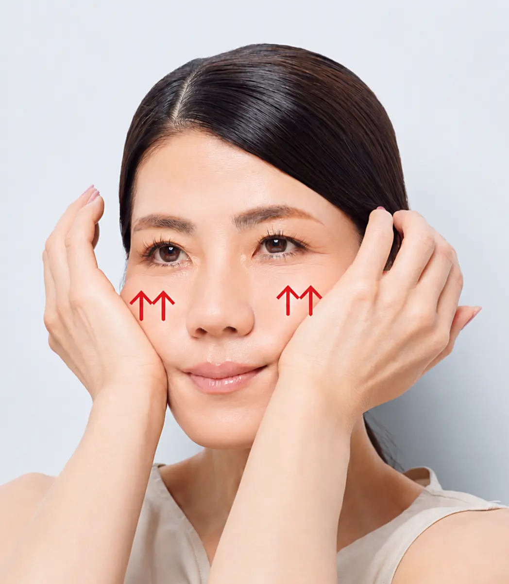 頰骨の下に手根を当ててやさしく持ち上げる