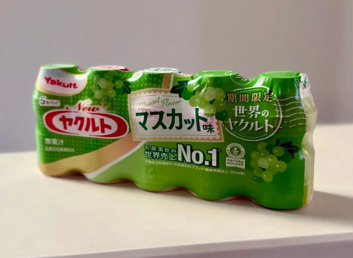 緑色の包装されたヤクルトの5本パックで、ブドウのイラストと「スカット味」の文字が目立つ
