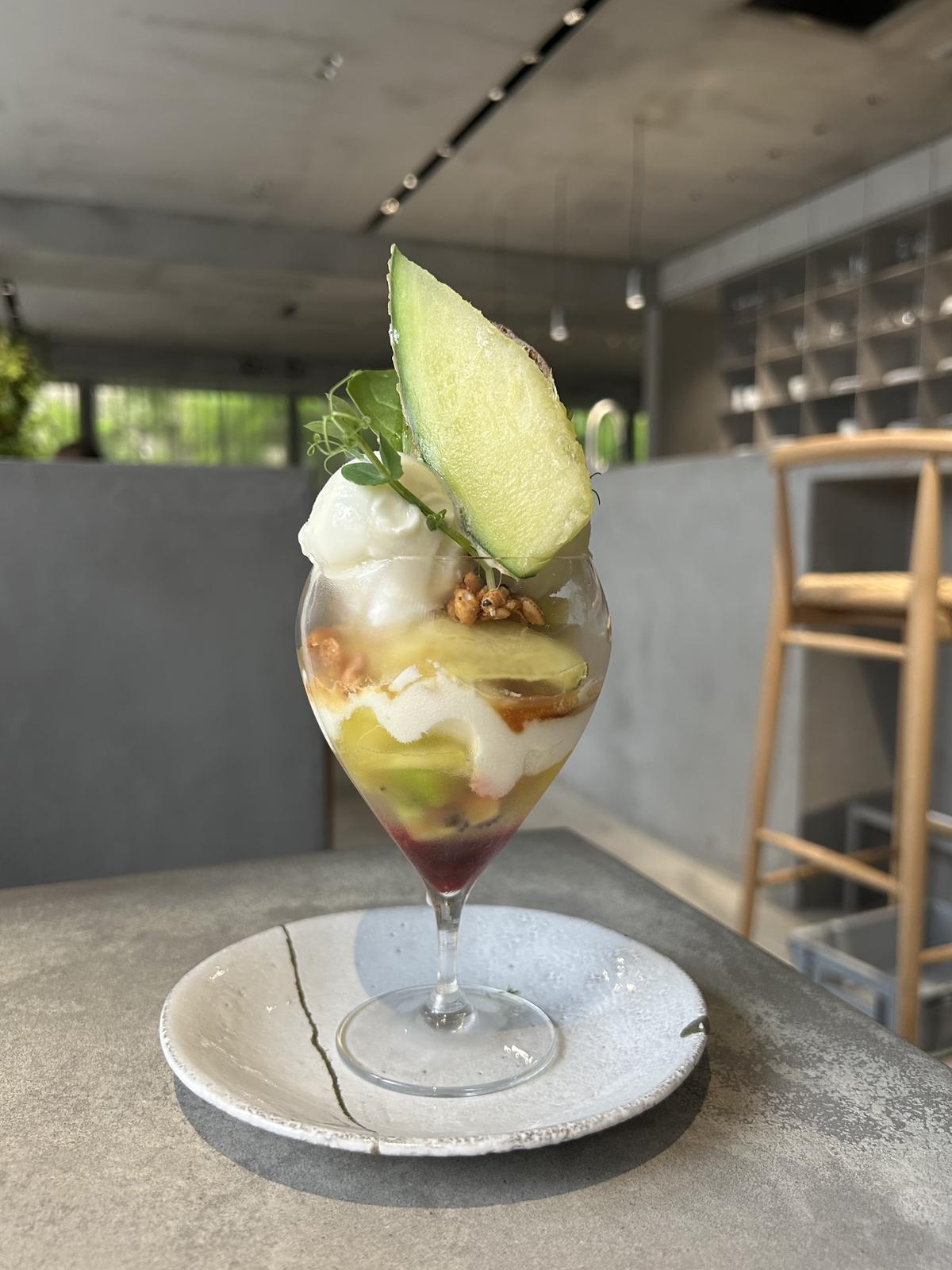 東京モーニング　ASAKO IWAYANAGI SALON DE THÉ  朝食　パフェ　エッグベネディクト