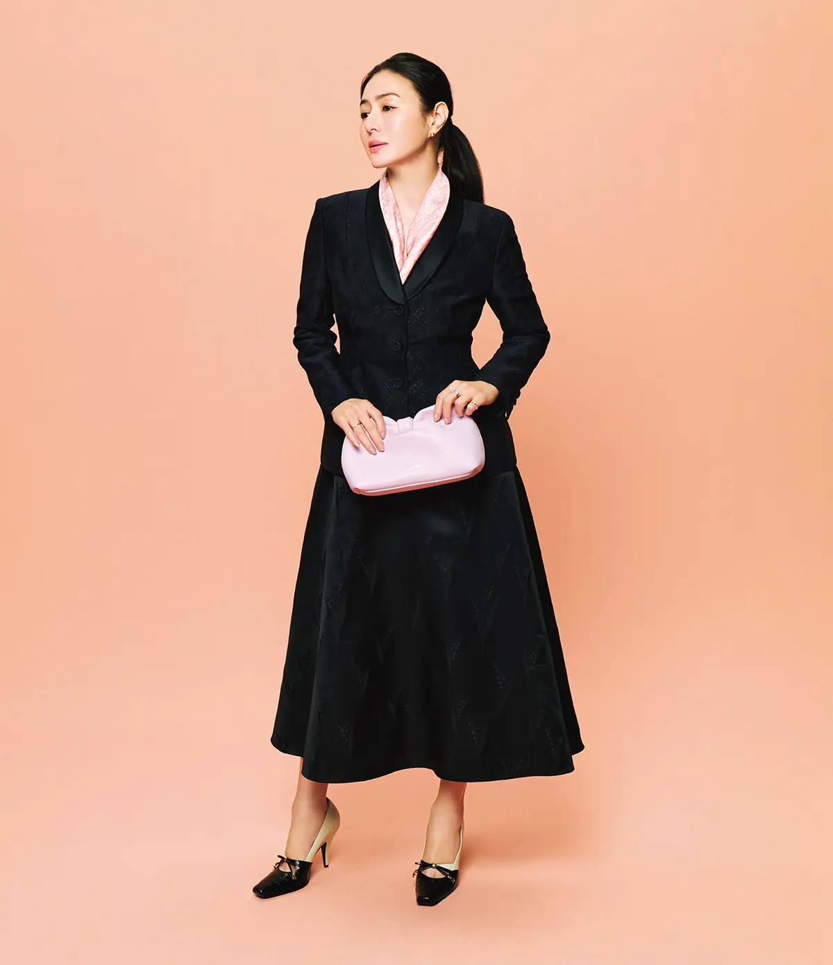 端正な装いに隙が生まれる 甘やかなさくら色をひとさじ