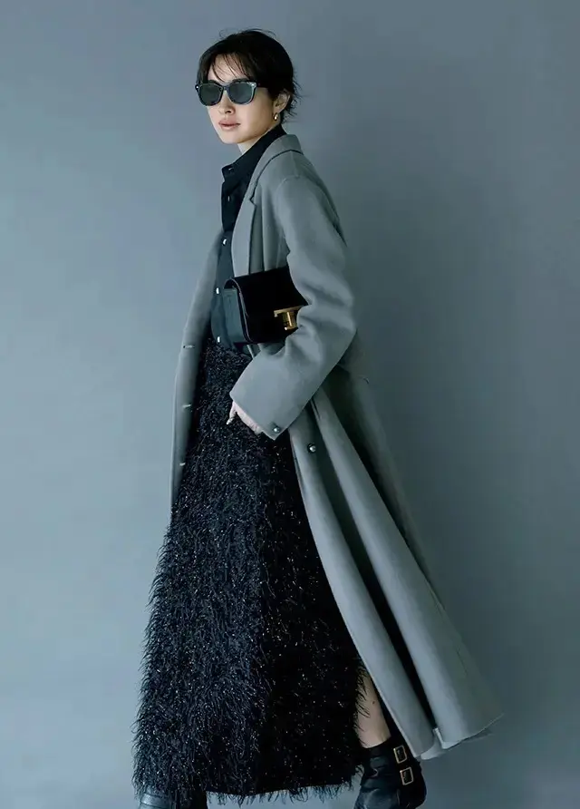 冬の定番「ロングコート」は何色を選ぶ？黒、ベージュ、グレー…50代に似合うカラー7選