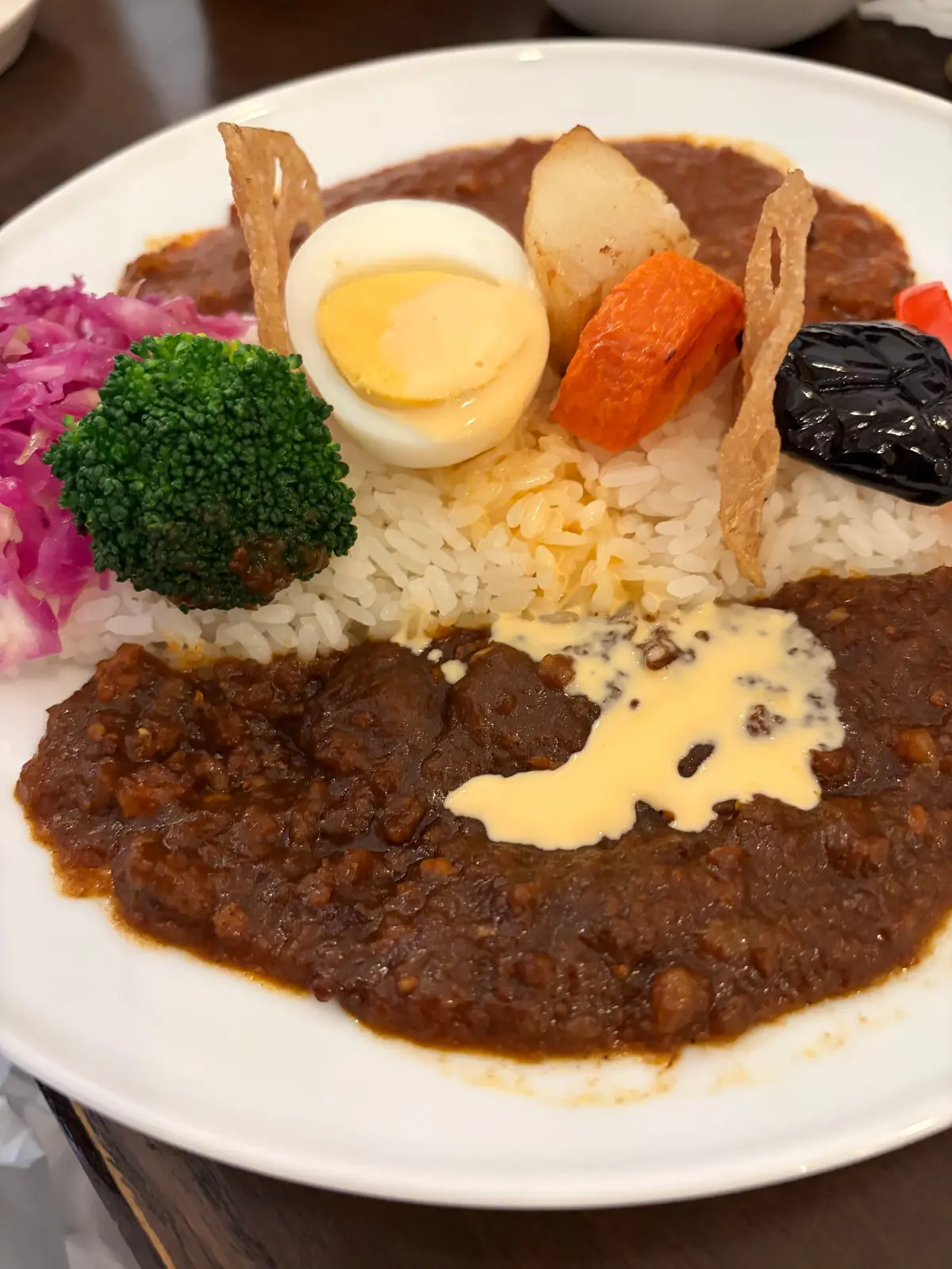 2025神田カレーグランプリでグランプリ＆神田カレーマイスター賞を史上初、W受賞した「黒毛和牛２種の無水チーズキーマカレー」