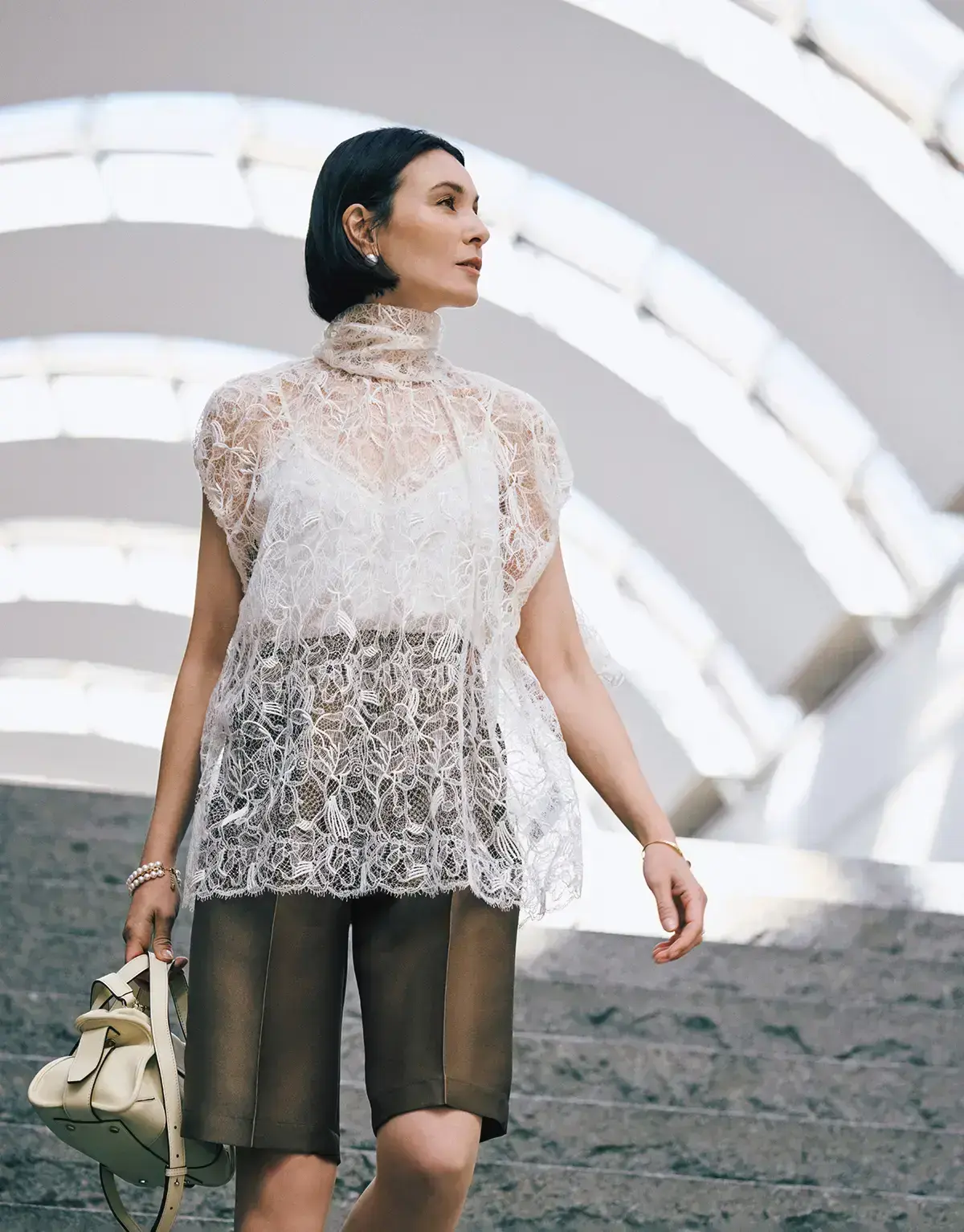 はかないほどに美しいレースが素肌に描く光と影のアート