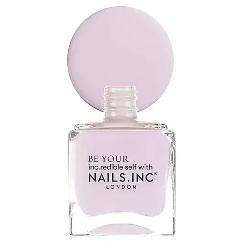 Nails Inc.の淡いピンク色のネイルポリッシュ。透明なガラス瓶に入っており、キャップは同色の円形。瓶にはブランド名が記載されている。