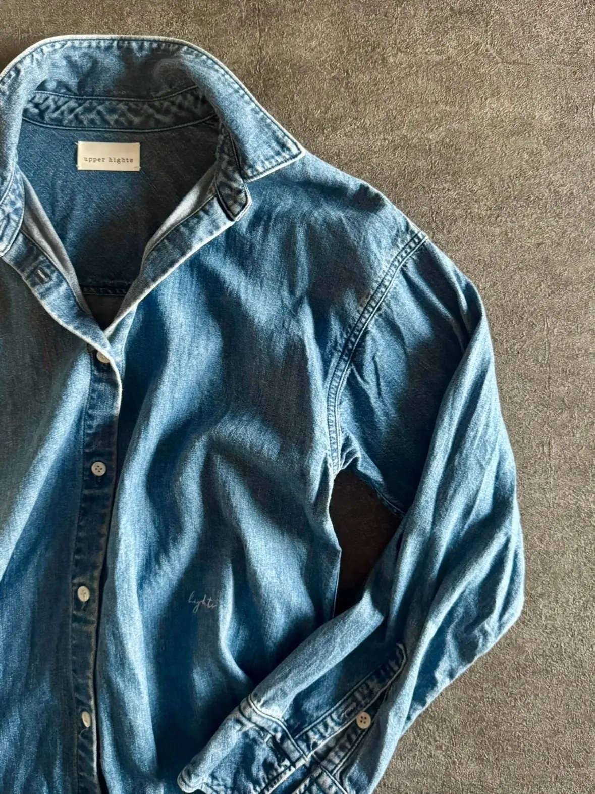 エクラ 華組　細谷奈弓さん　50代　デニムシャツ　シャツコーデ　夏コーデ　シャツの写真