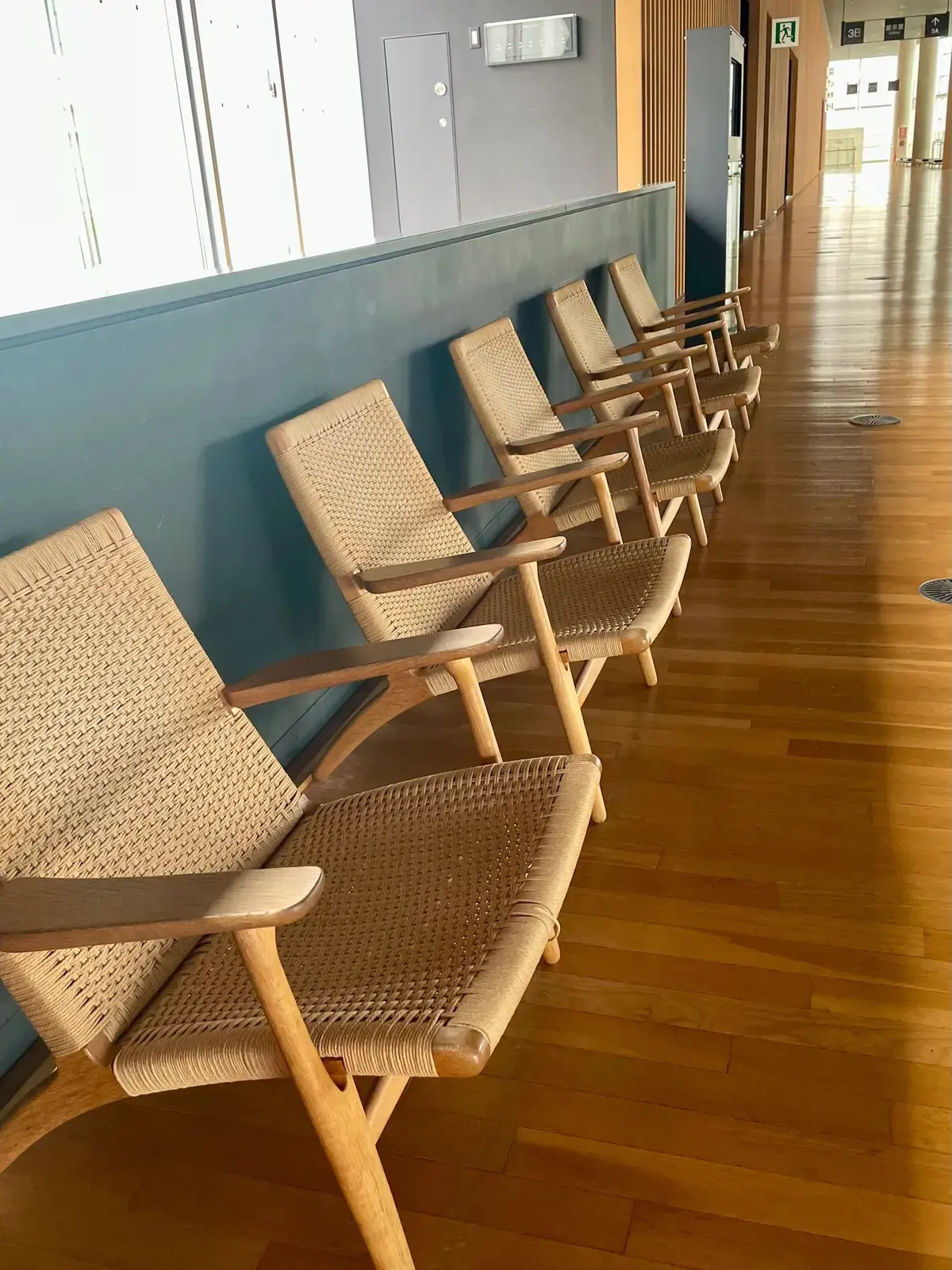 国立新美術館　内観　名作家具