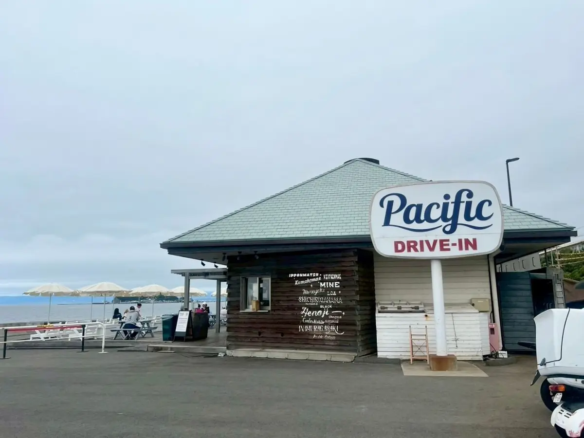  海沿いの人気カフェ『Pacific DRIVE-IN』
