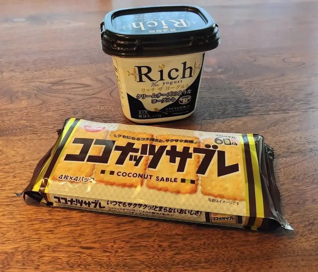 リッチヨーグルトとココナッツ Sable のお菓子。ヨーグルトは黒とゴールドの容器で、Sable は黄色と茶色のパッケージ。Sable は4枚入りパックが2つ並んでいる。