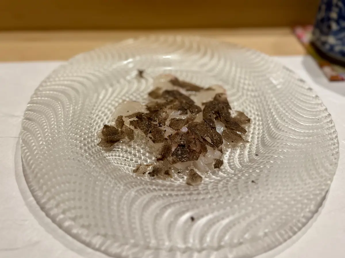 白身魚のトリュフがけ 江戸前鮨〈鮨 輝〉東京・西麻布