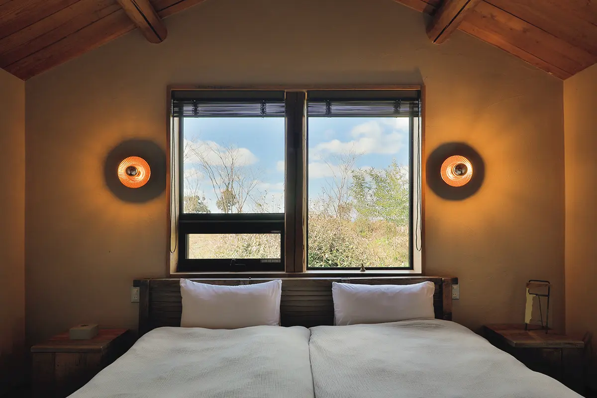 「つち」の寝室。古墳の墳丘を望む