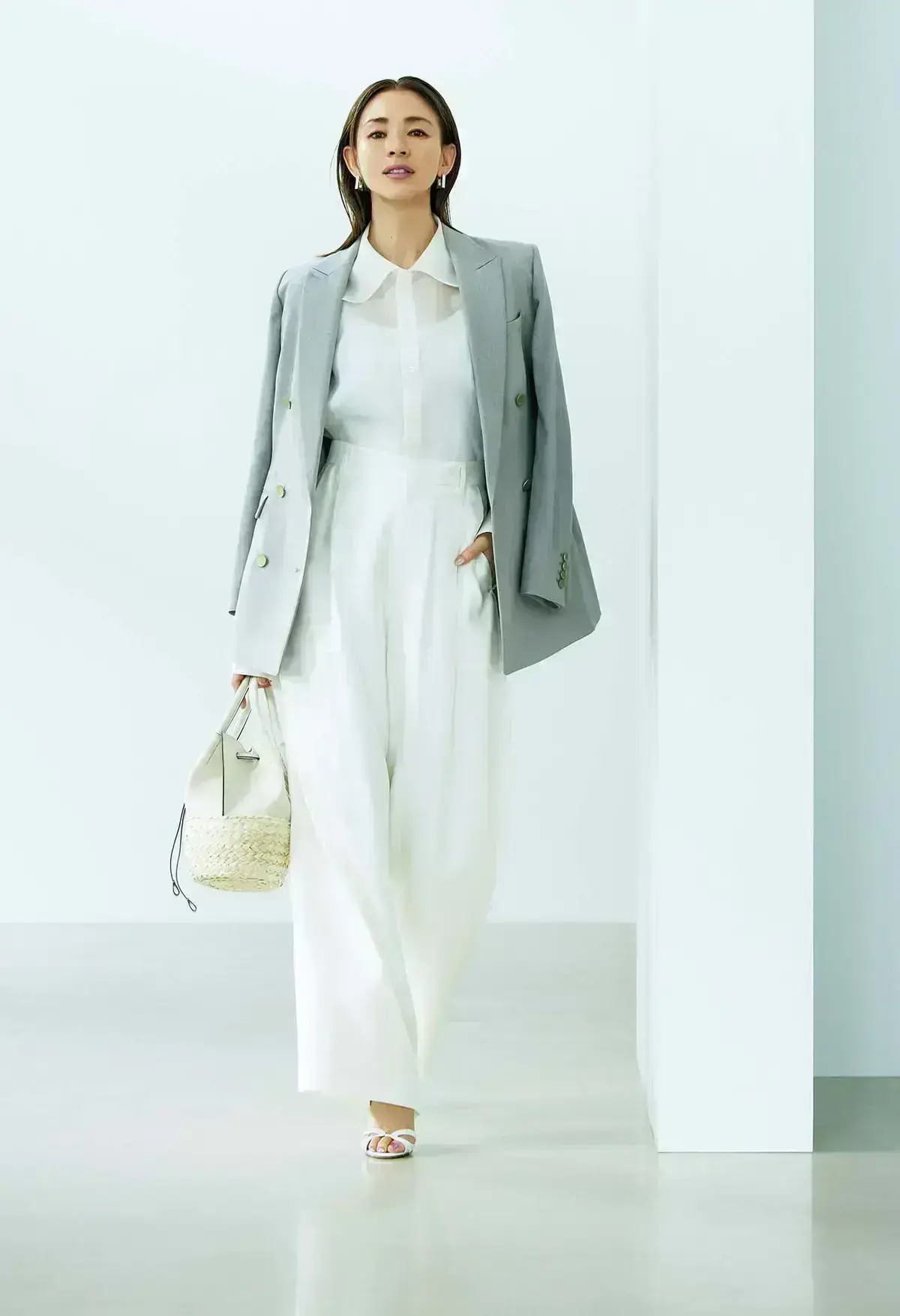 白パンツで上品に着るジャケットコーデ