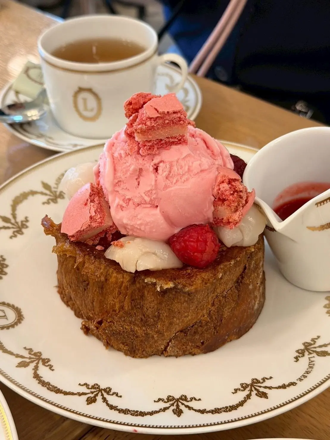 ラデュレ　ケーキ　メニュー　Ladurée Paris