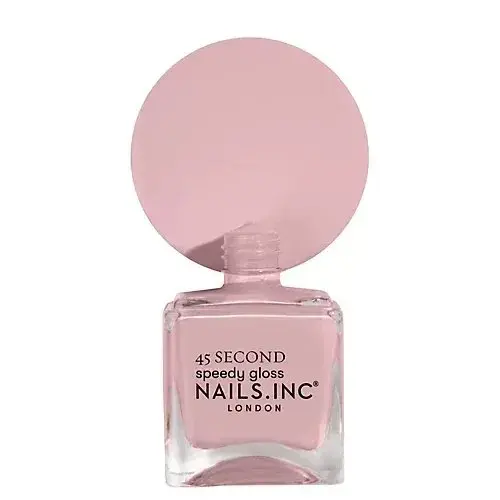 ピンク色のネイルポリッシュのボトル。ラベルには「45 SECOND speedy gloss NAILS.INC LONDON」と記載されている。開いたキャップと、カラーチップも写っている。