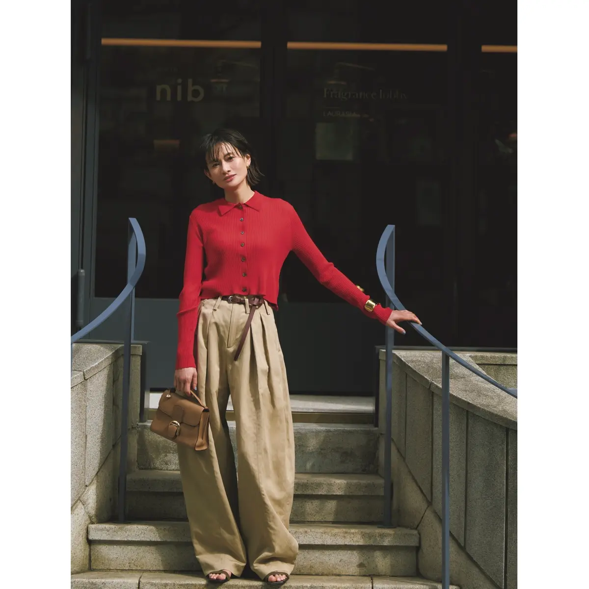 赤ポロニットにベージュタックパンツを合わせたコーディネート　モデル・渡辺佳子
