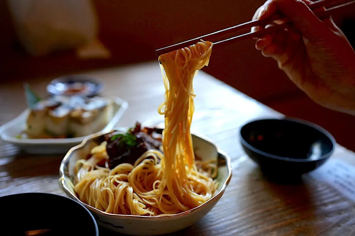 滋賀県長浜市の名物「焼きさばそうめん」。そうめんは鯖を煮込んだ煮汁で炊くそう。