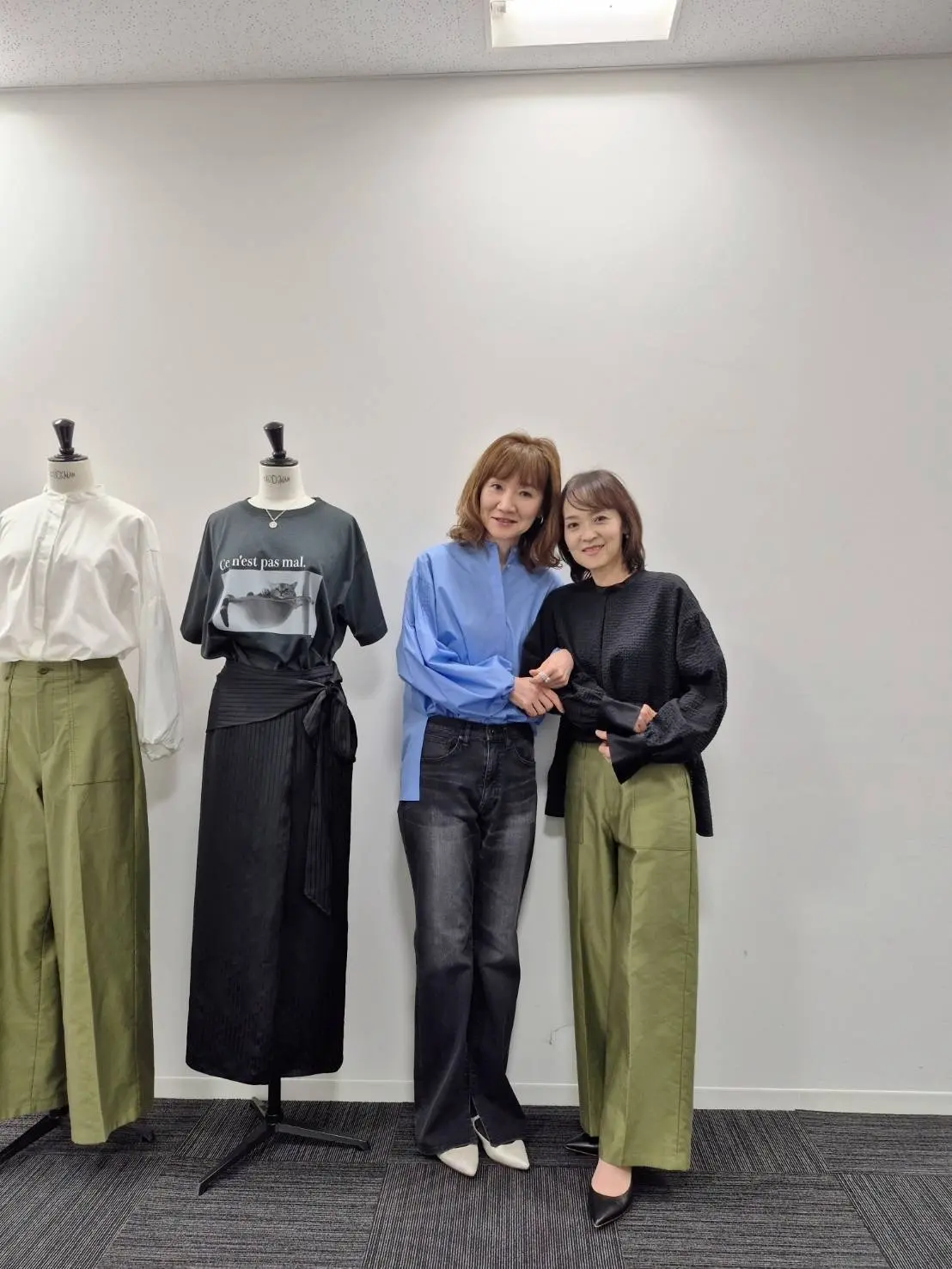 人気の「NEO大人ベイカーパンツ」と黒のブラウスコーデを、Jマダムの仲良しと写真撮影