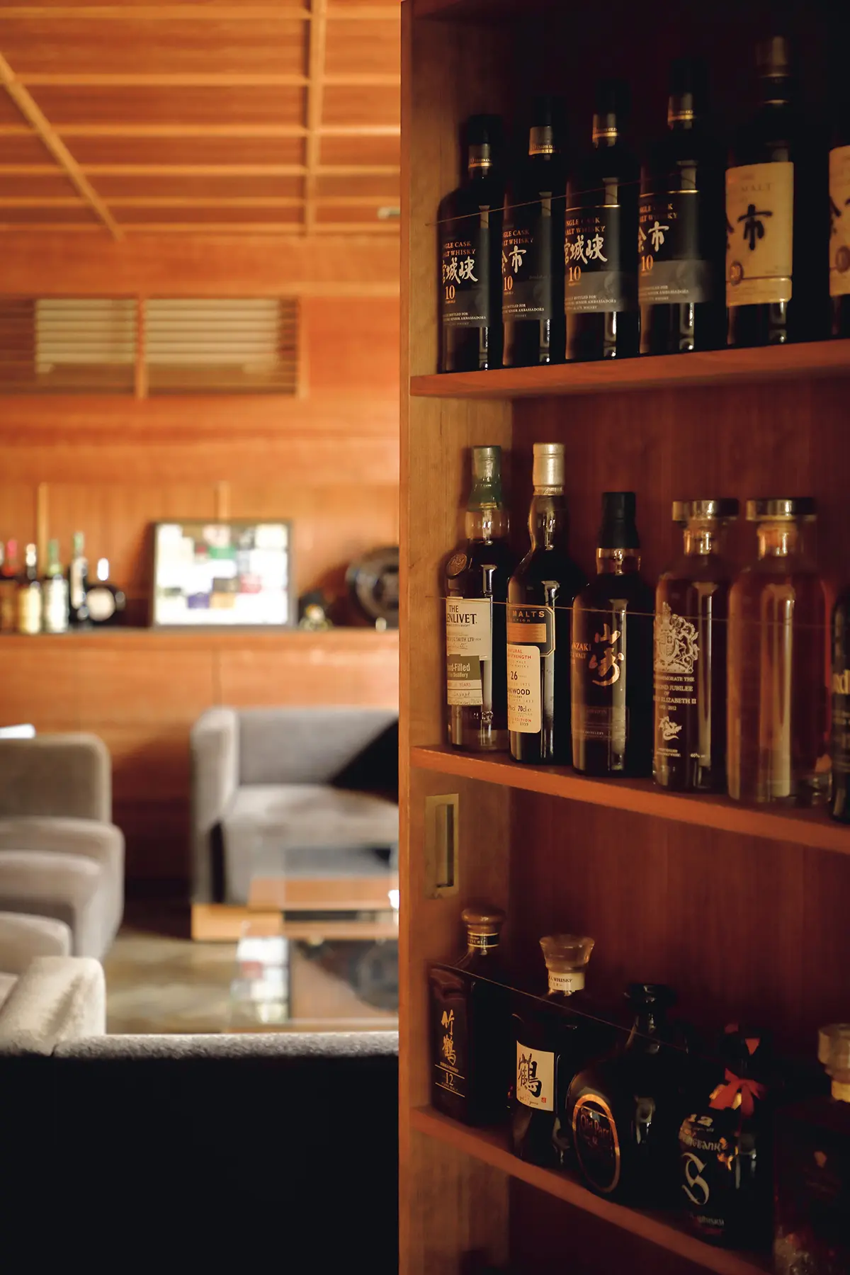 酒棚が隠し扉になった庭を望む VIPルームも