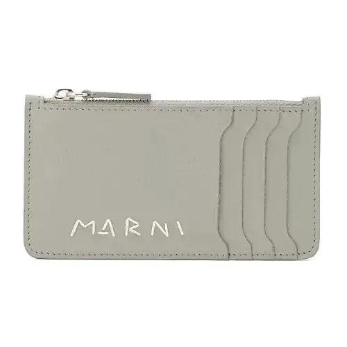Marniのグレー色のカードケース。縦長で、前面下部にブランドロゴが白文字で表記されている。カードスロットが複数あり、背面にジッパー付きのポケットがある。