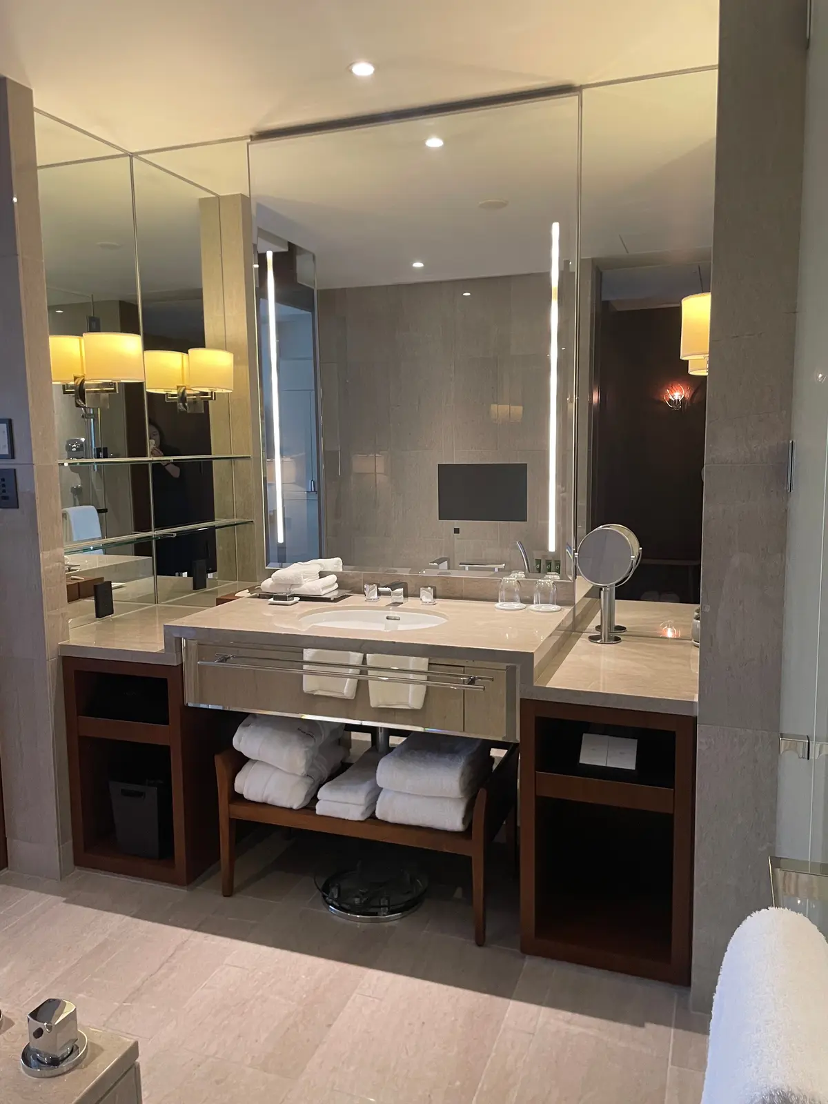 パレスホテル　デラックスツイン・キング with バルコニー 洗面台