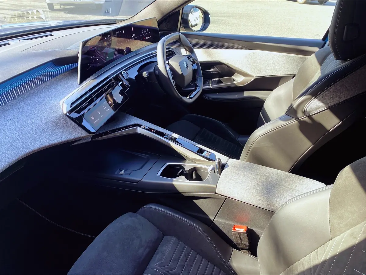 まるも亜希子さんが試乗するプジョー3008　プジョー3008の運転席　プジョー3008のインテリア