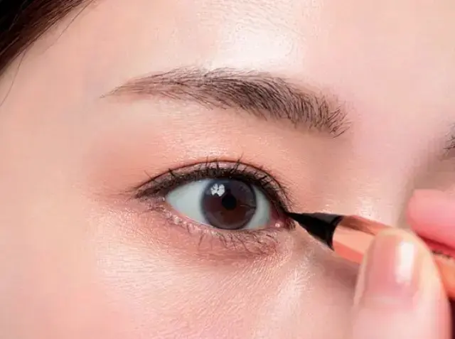 40代・50代におすすめのアイメイク まぶたが重くなった目元がくっきり！目力アップを叶える 