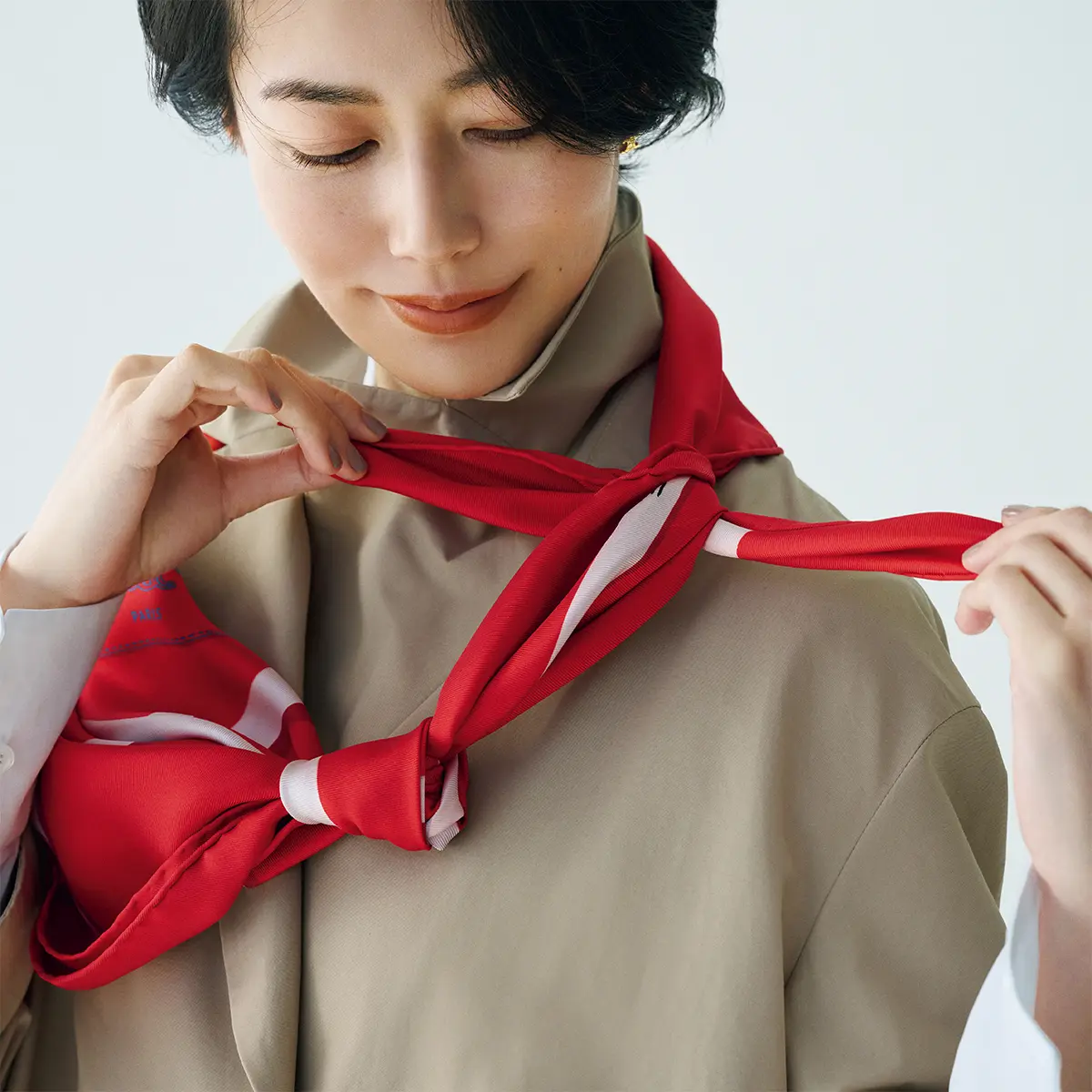 直角の部分を下にし、2の両 端を肩の上あたりで結ぶ