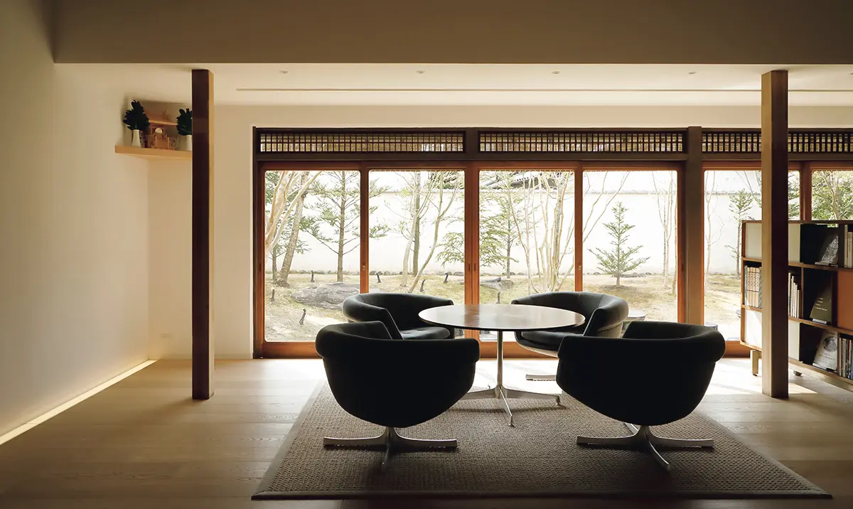 ライブラリーを備えたラウンジ。