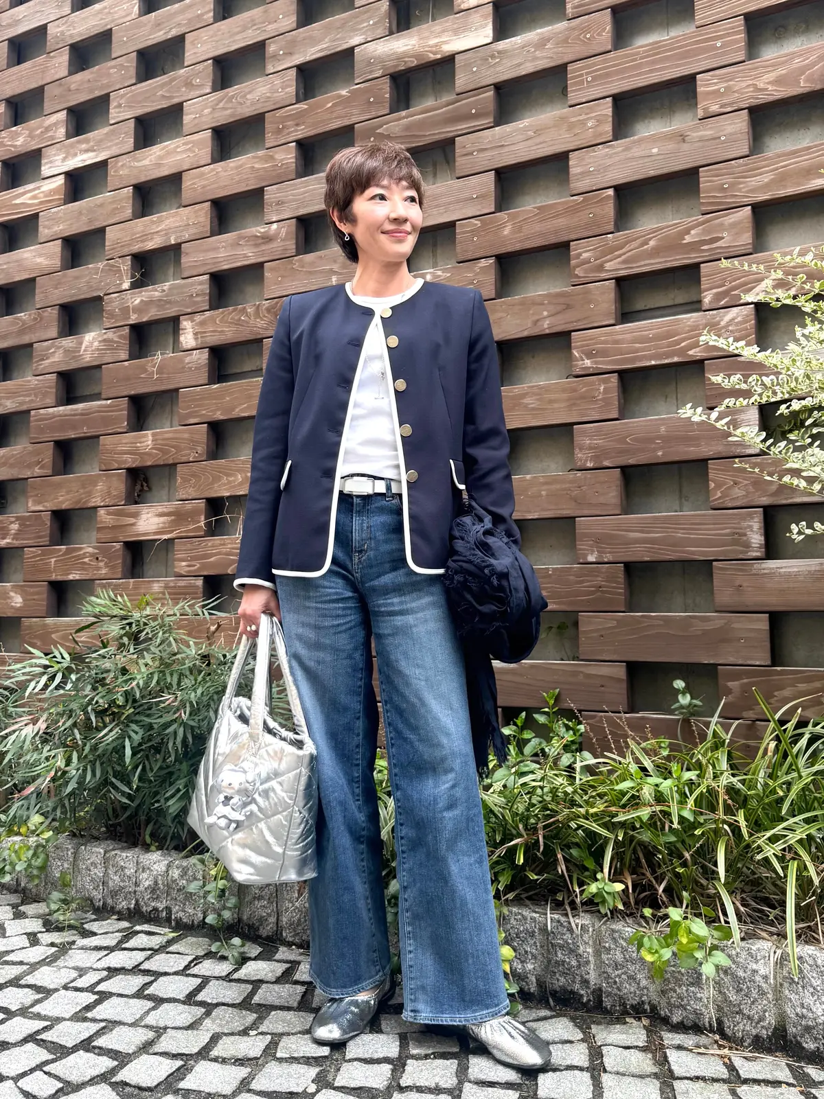 【ZARA】ネイビージャケットを羽織っての画像_5