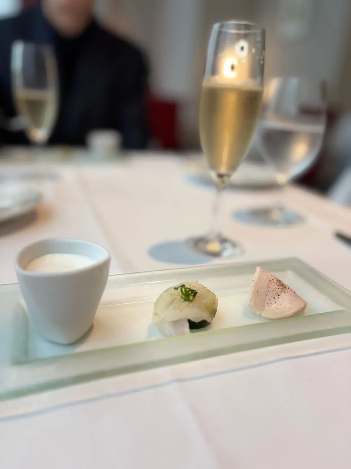 ビストロディナー アミューズ 前菜 シャンパン グラス 記念日ディナーコース おしゃれレストラン料理