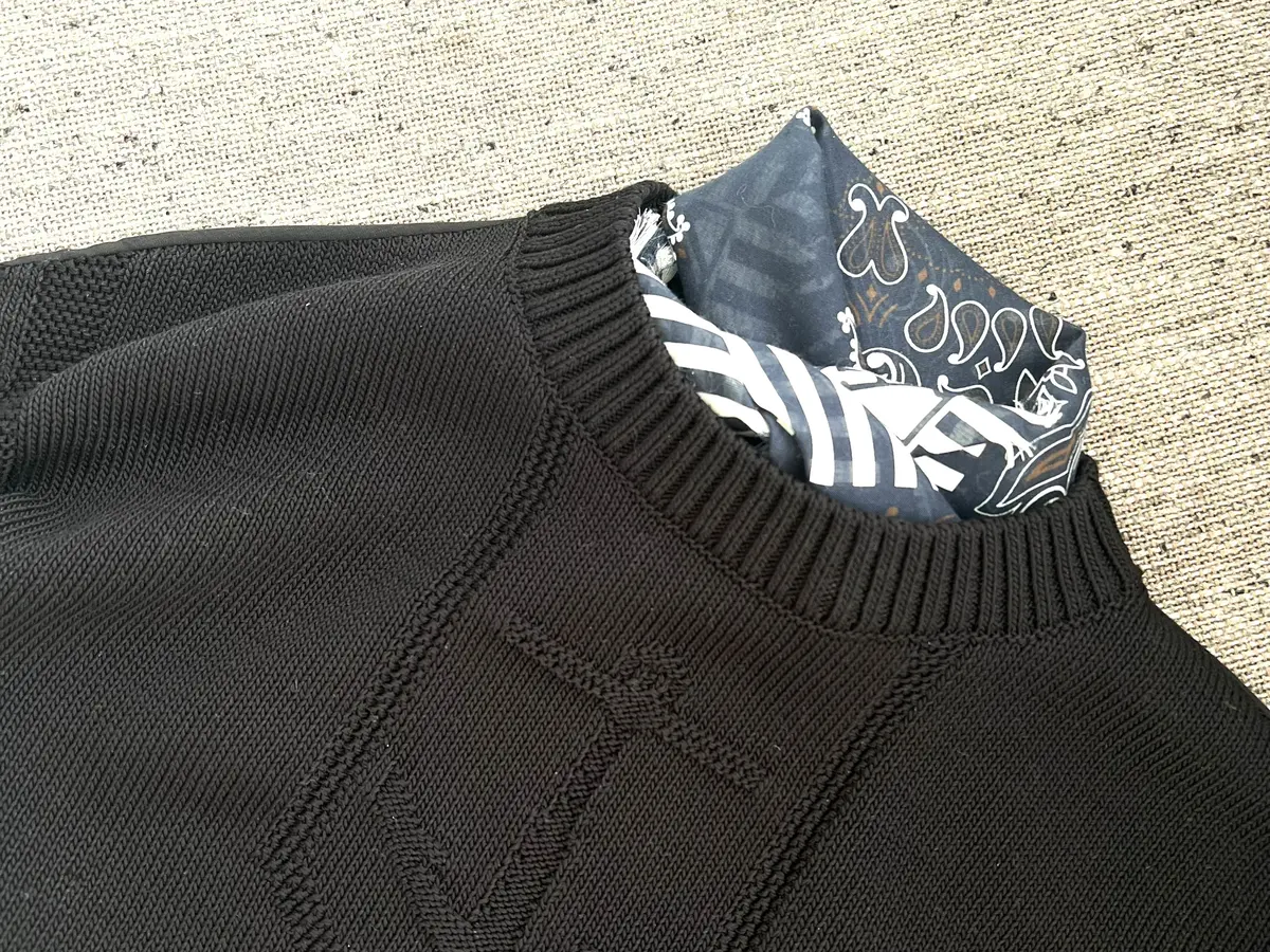 HERNO（ヘルノ）の小さめバンダナスカーフ　ネイビーサマーニットコーデ　エクラ編集部員の偏愛名品図鑑