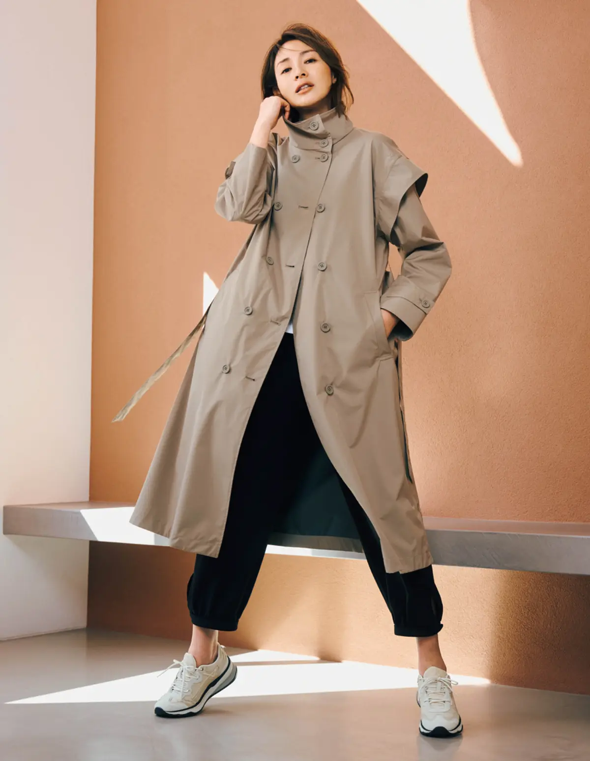 正統派の品格と現代的な機能性を重ねたネオトレンチコート