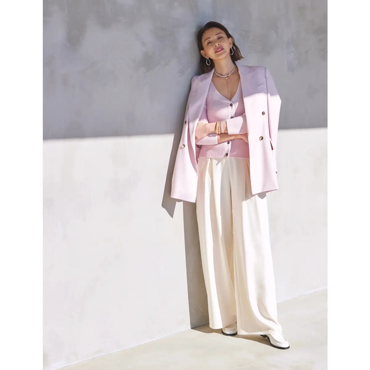 ペールピンクのジャケットとVネックカーディガンに白ワイドパンツを合わせたコーディネート　モデル・SHIHO