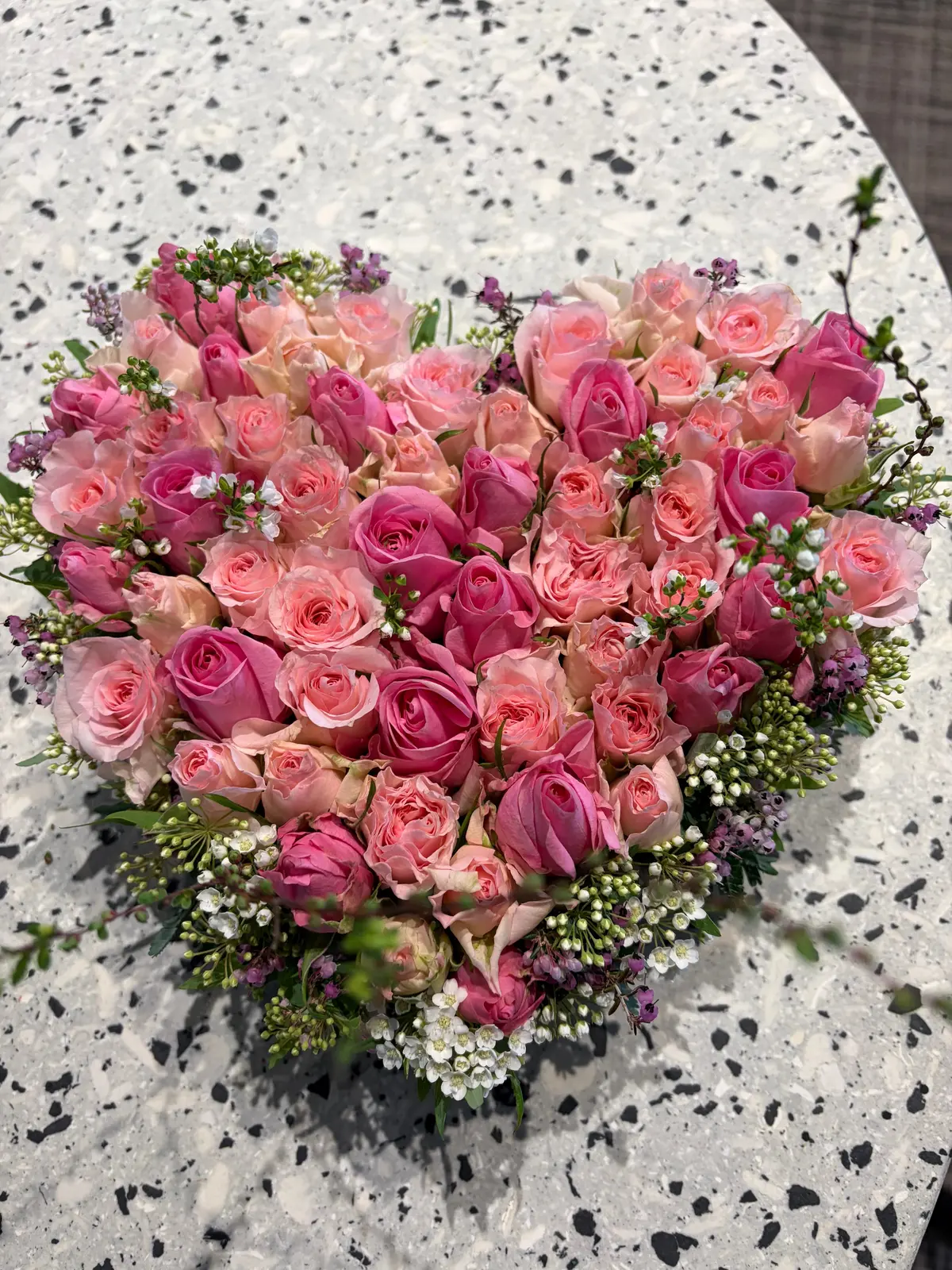 パリスタイルのバラのハート型アレンジメント