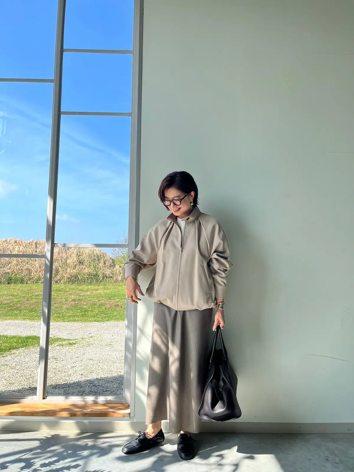 三尋木奈保さん、ベージュブルゾン＋スカートのコーディネート