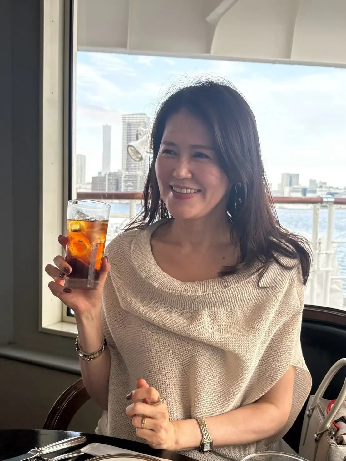 シンフォニークルーズ、船内で乾杯の写真