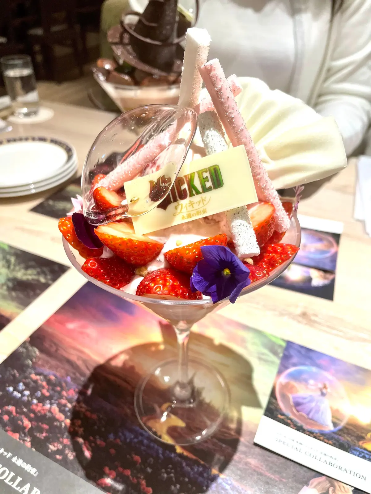 WICKED、WICKED永遠の約束、映画、女子会、品川プリンス、コーヒーラウンジ マウナケア、シルバーアクセサリー、ロングヘア、コラボパフェ、パフェ、苺パフェ、いちごパフェ、チョコレートパフェ、豪華パフェ、美味しいパフェ、スイーツ、デザート、お茶会、女子会、メレンゲ、飴細工、映画のシーン再現、期間限定、お土産、お土産付き、プレゼント、プレゼント付き、ポストカード、ステッカー