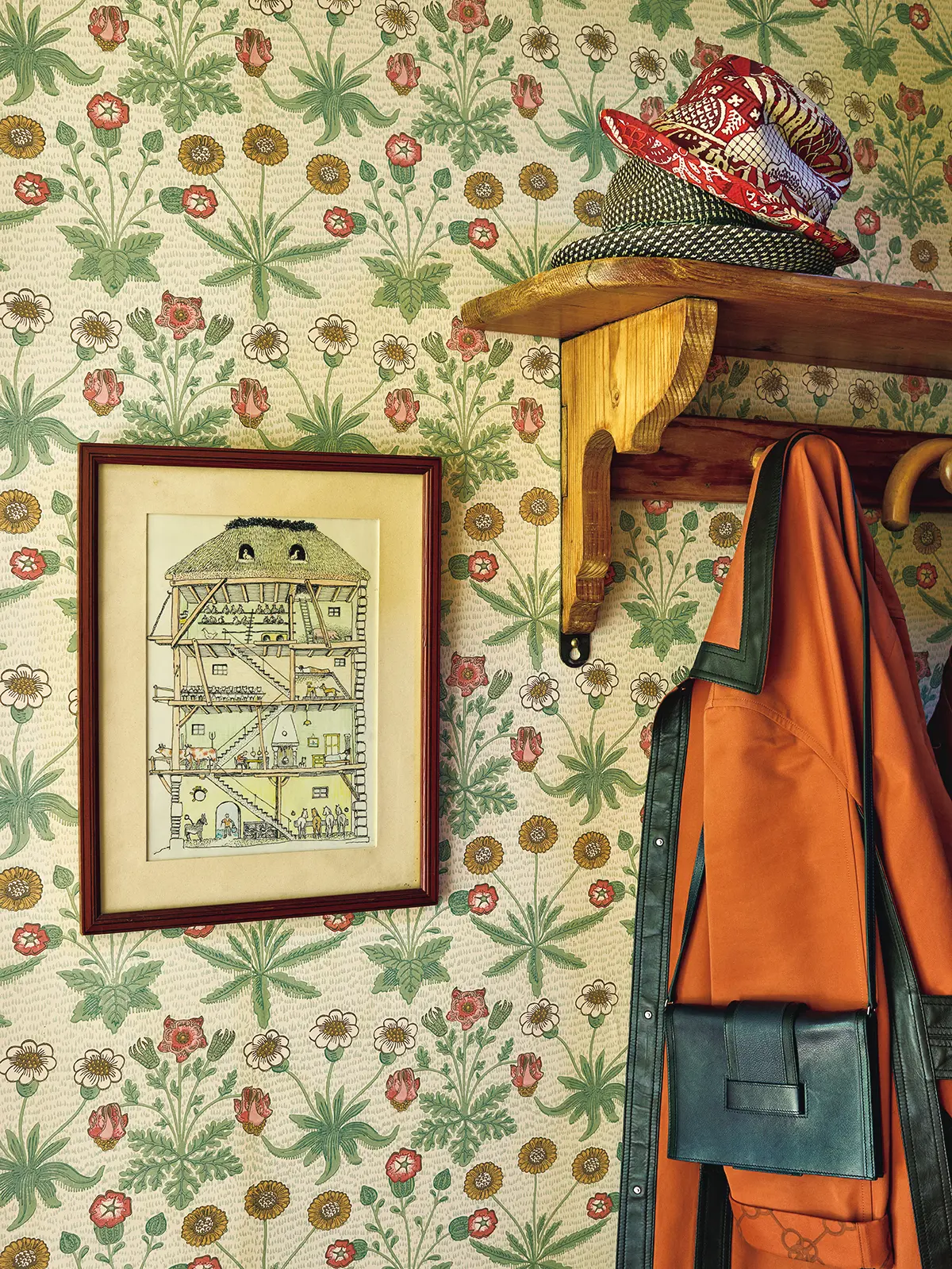 母家の一角。ウィリアム・ モリスの壁紙を背景に額に収めたのは、夫 の祖父であるロベール・デュマによるデッ サン
